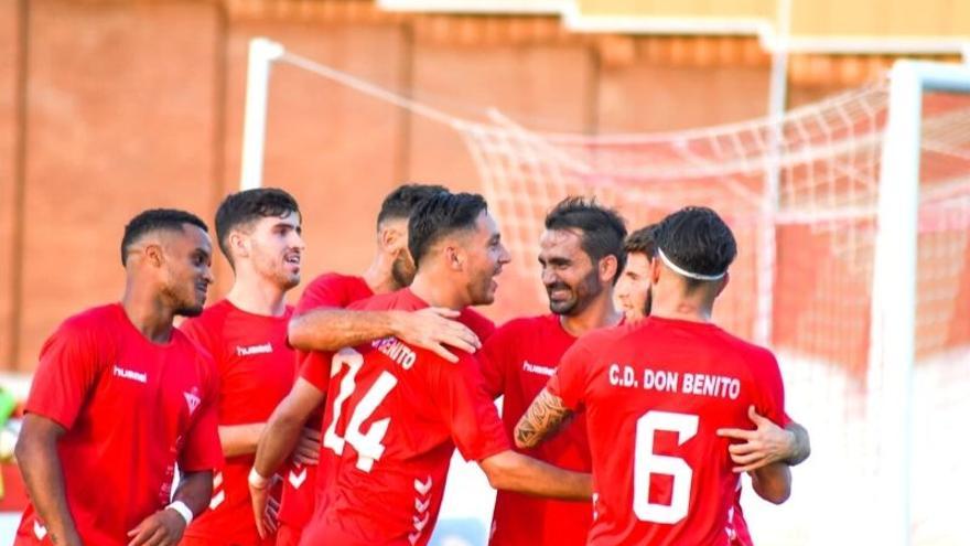 Los jugadores del Don Benito, celebrando un gol esta pretemporada.