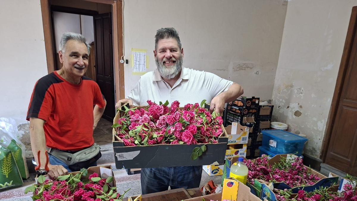 En imágenes: Los artistas florales de Castropol encaran la recta final para el Corpus Christi