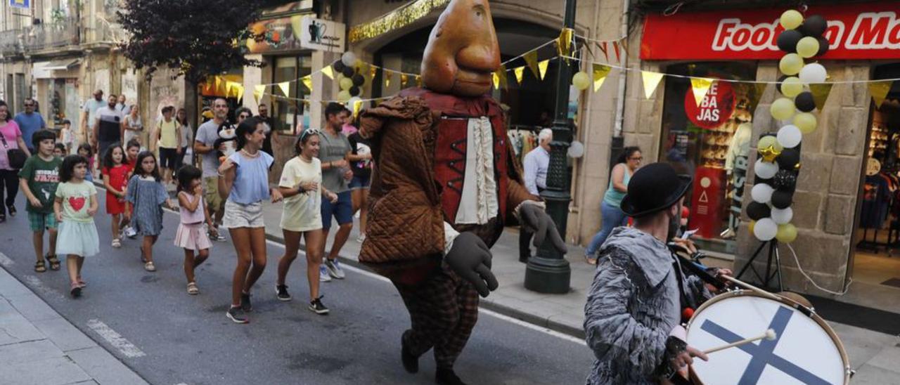 Un gigante desfila ayer por la calle central de la villa.   | // PABLO HERNÁNDEZ