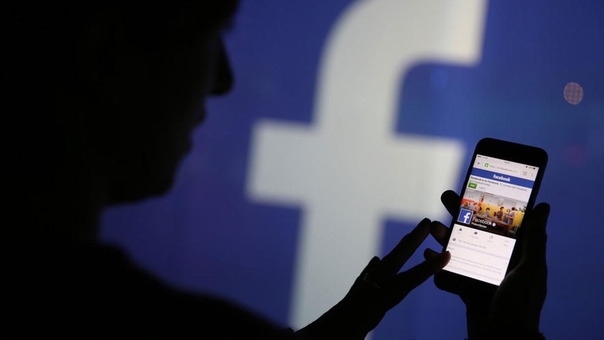 Facebook desbloquea a miles de usuarios por error
