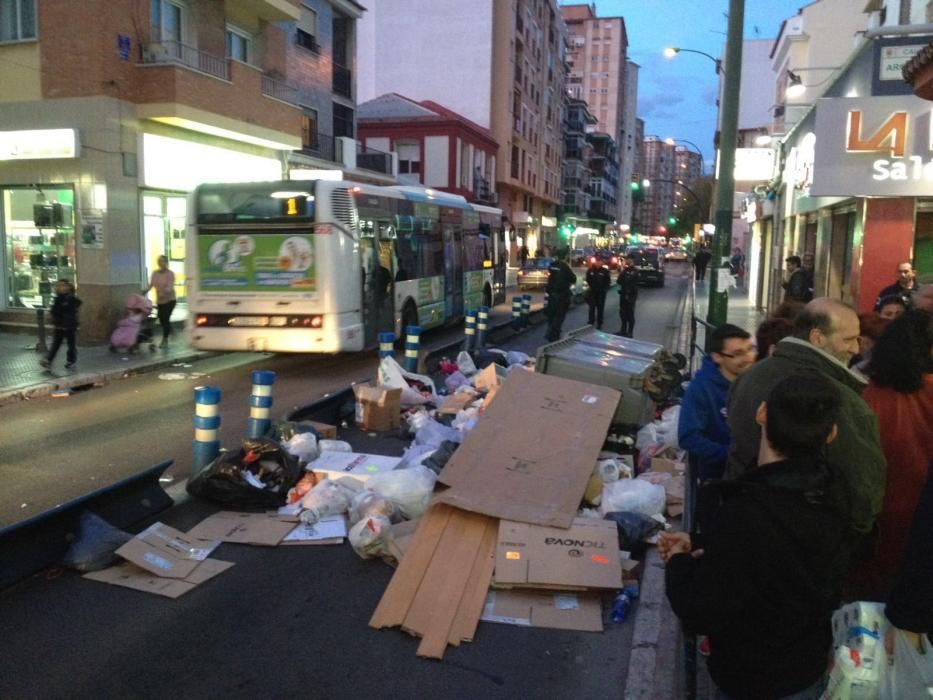 La basura ha cortado el carril bus de La Hoz