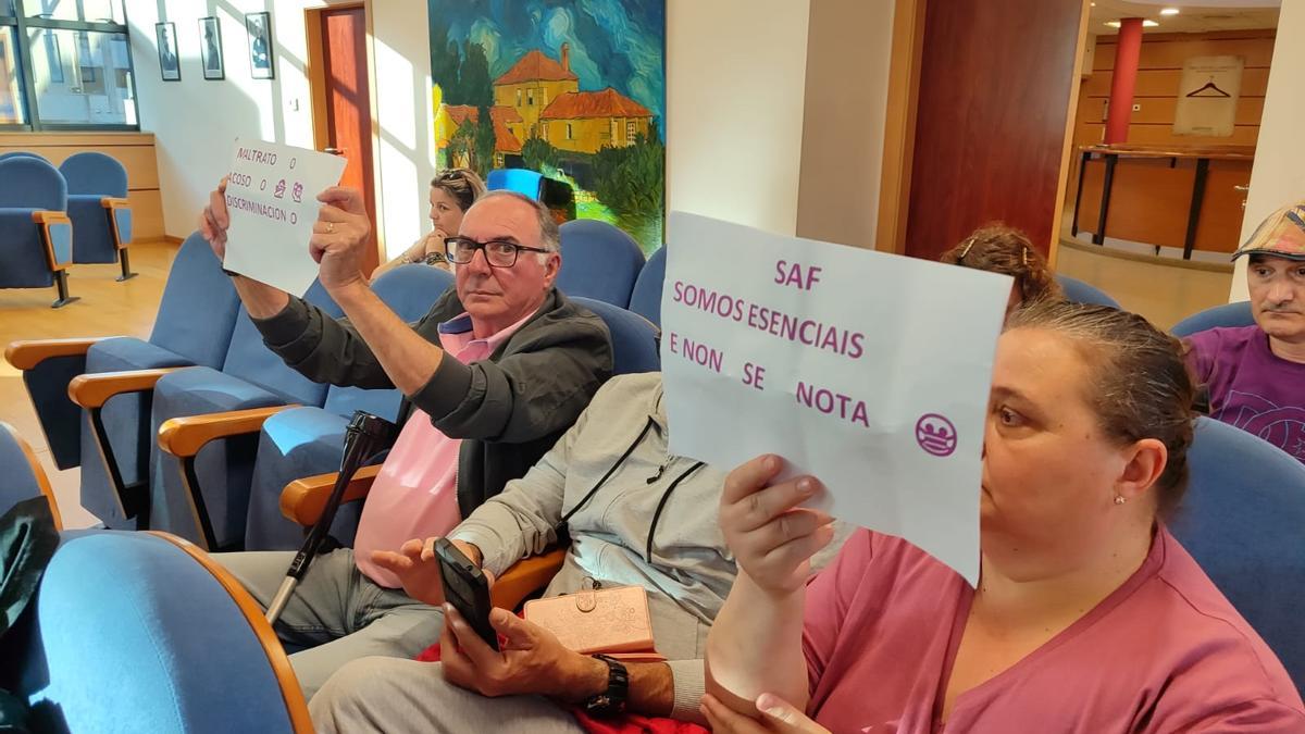 La protesta del grupo de trabajadores que asistieron al salón de plenos.