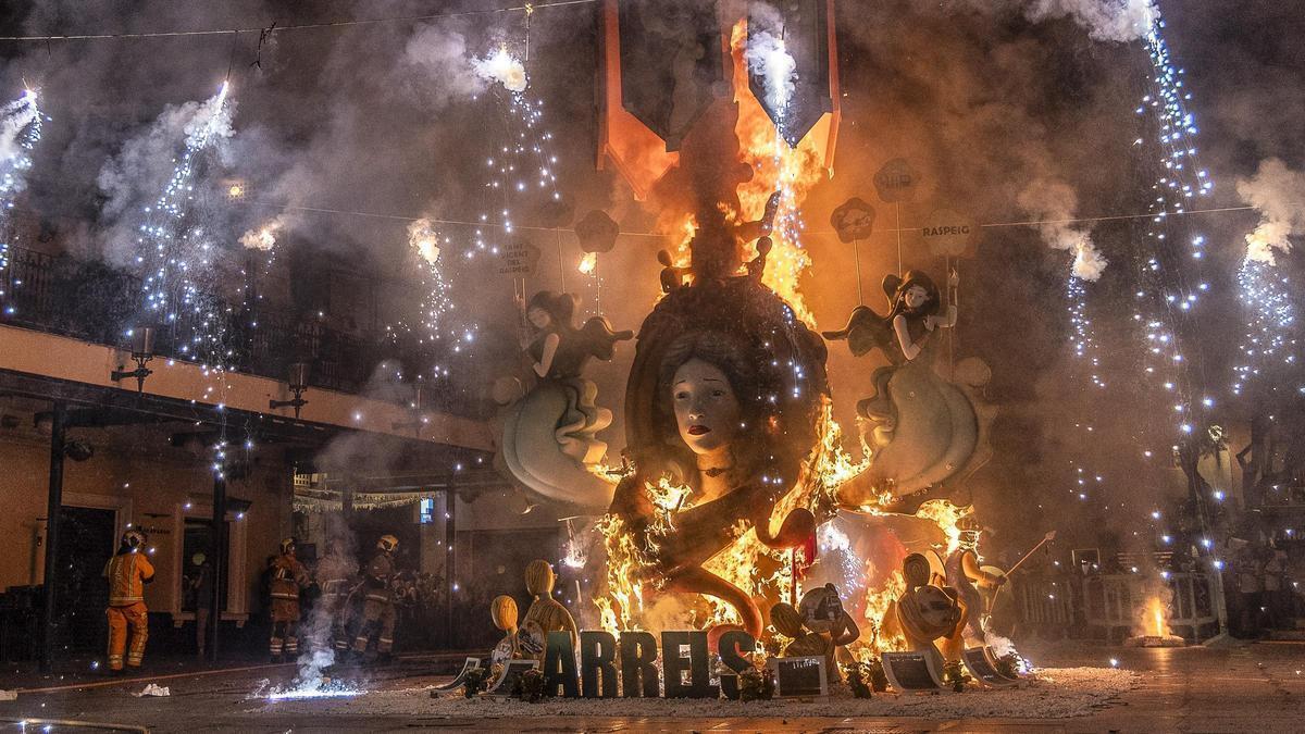 La plantà de los monumentos da paso a los días grandes de las Hogueras y Barracas de San Vicente del Raspeig.