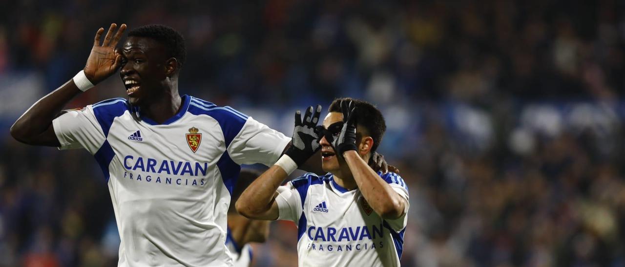 Pape Makhtar Gueye y Bermejo, tras el gol del mediapunta que suponía el 2-1.