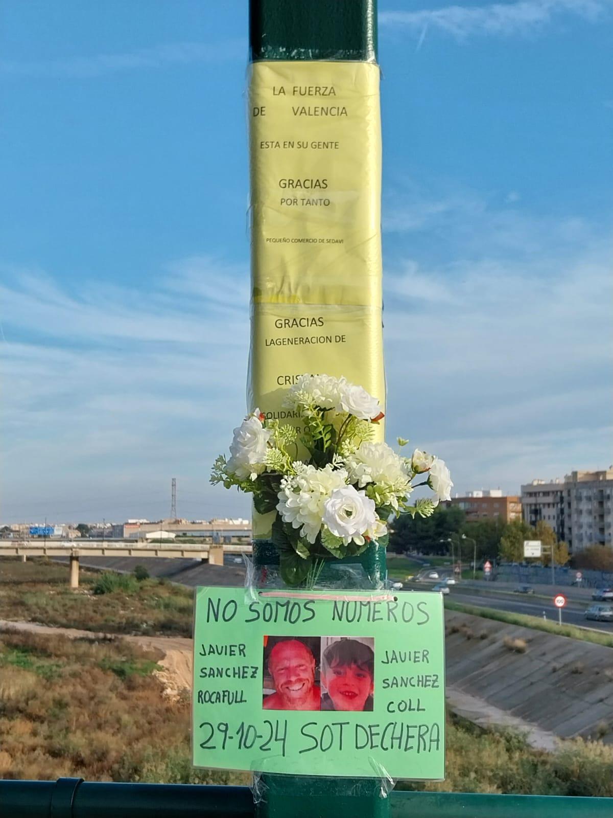 Mensajes y recuerdos a las víctimas de la dana en el Pont de la Solidaritat.