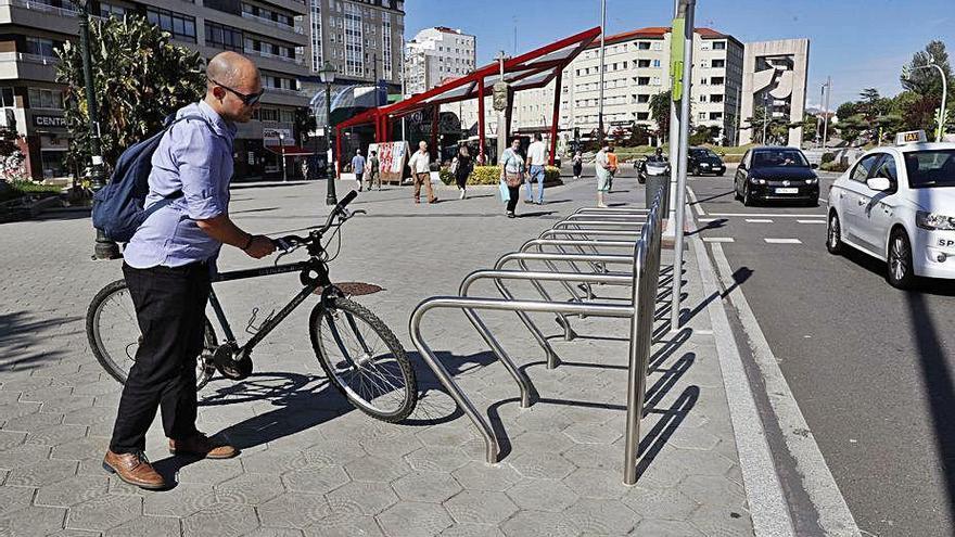 Aparcabicis instalados en la Praza do Emigrante.