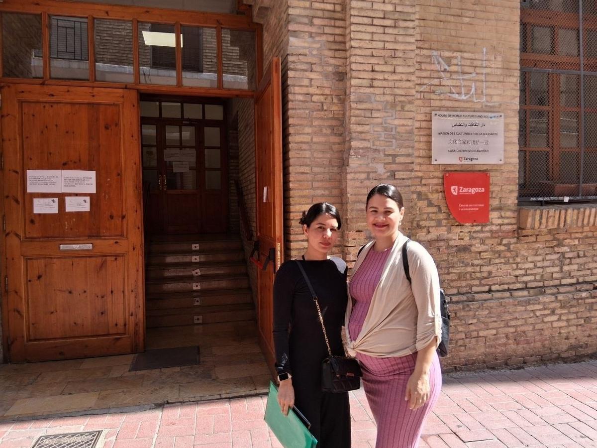 María y su hermana, este viernes en la Casa de las Culturas.