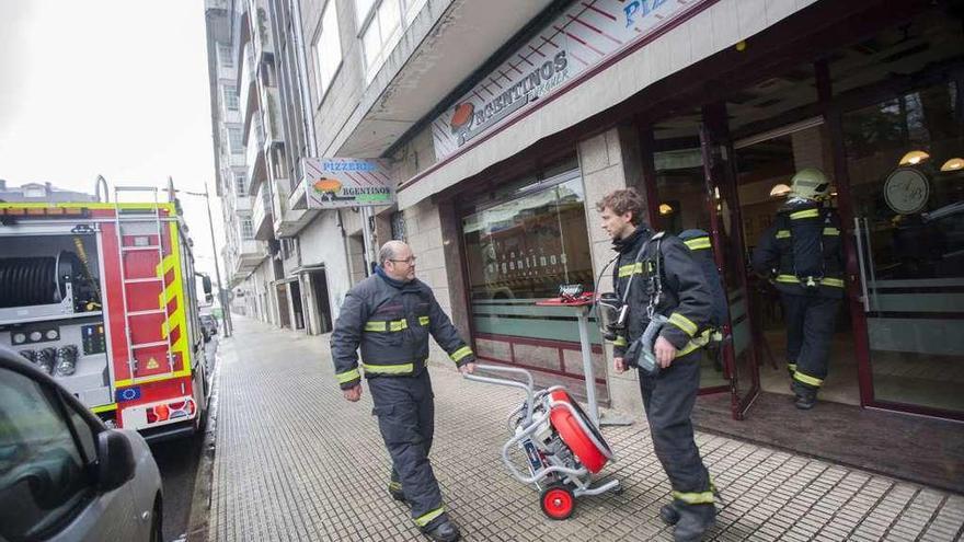 Efectivos del servicio municipal de Emerxencias, ayer, ante el establecimiento. // Bernabé/Cris M.V.