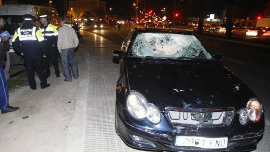 Un muerto y dos heridos al ser arrollados por un coche en Ronda Sur