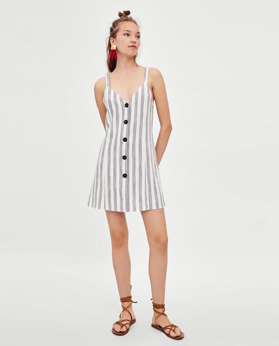 Vestido de rayas y botones de Zara (Precio: 17,95 euros)