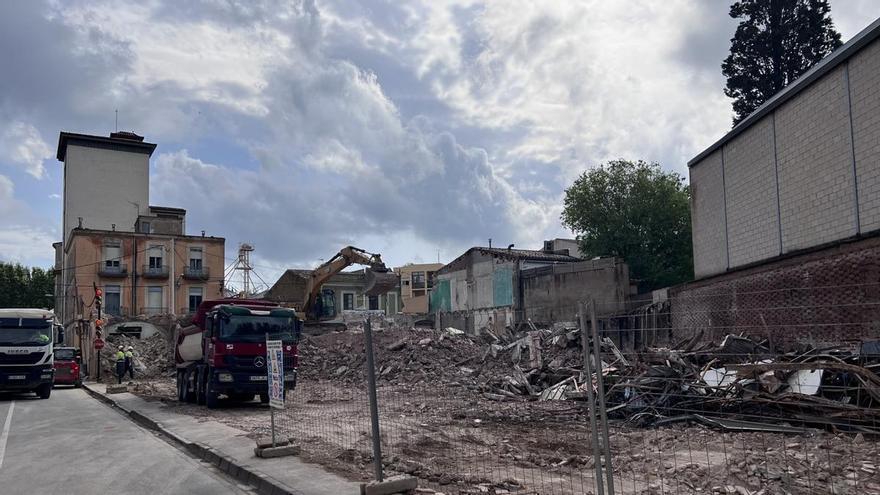 La Bisbal completa l’enderroc de tres habitatges al carrer de l’Aigüeta