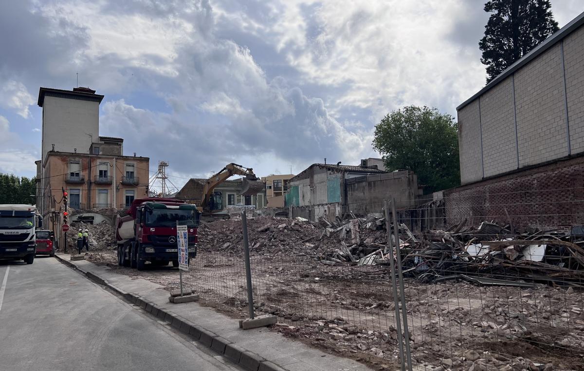 Procés d'enderroc dels edificis al carrer de l'Aigüeta de La Bisbal d'Empordà