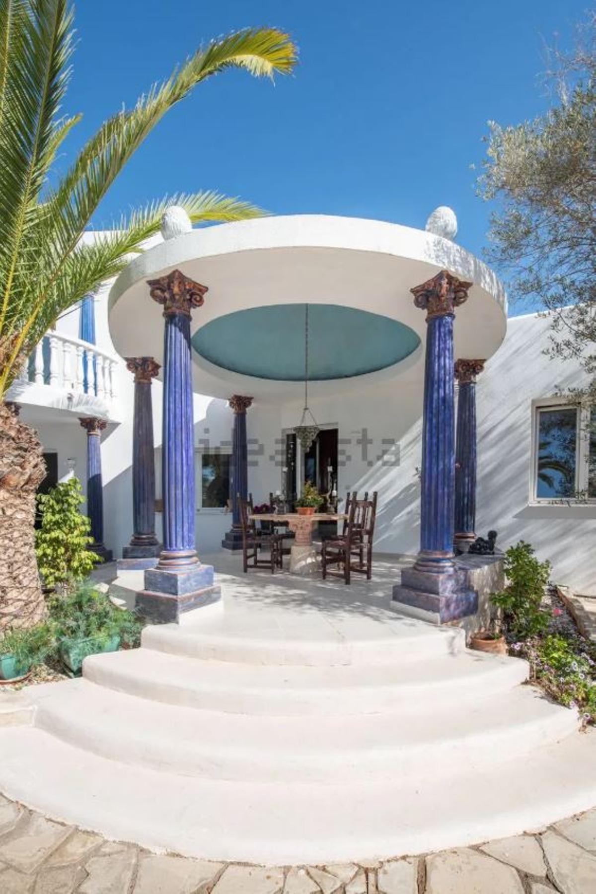 ¿Ibiza o en Santorini? A la venta una peculiar villa de lujo por 3,5 millones en Sant Jordi