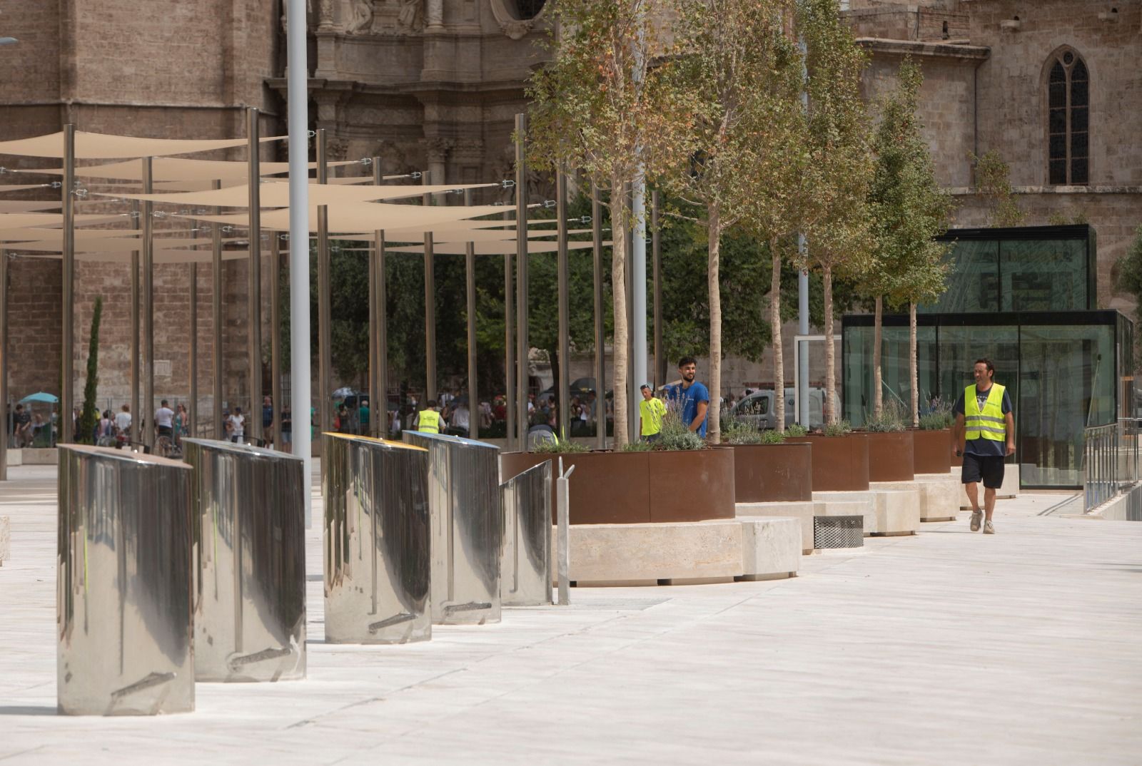 Retiran las lonas de las plaza de la Reina a la espera de su apertura