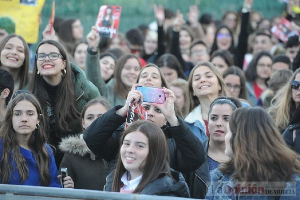 Firma de discos de Aitana en Murcia