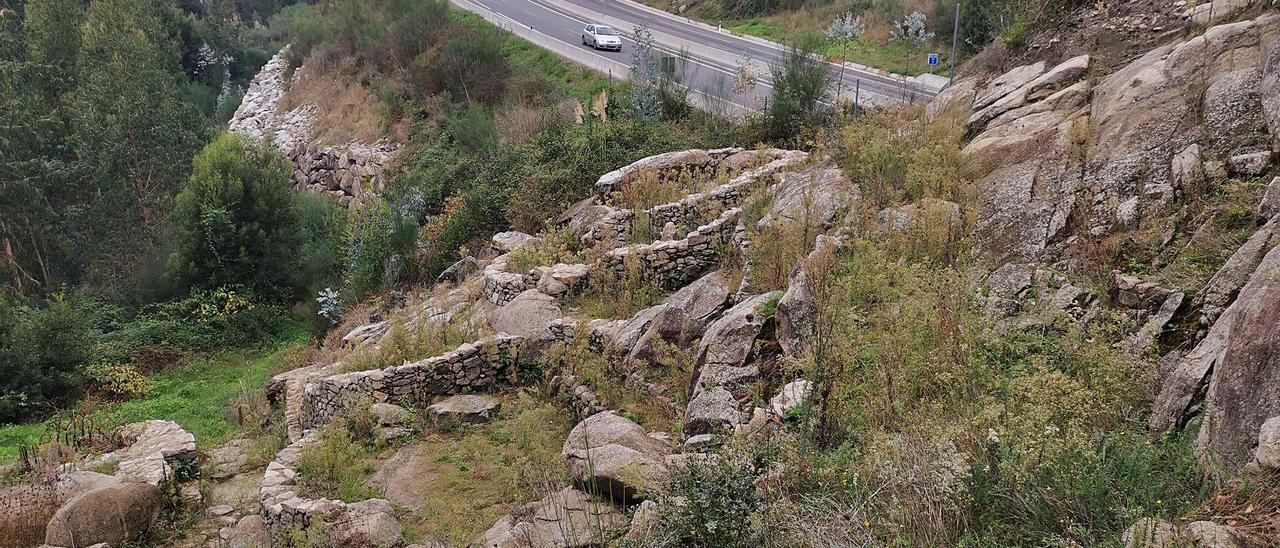 La maleza cubre los muros de varias de las estructuras sacadas a la luz durante la última excavación. |   // SANTOS ÁLVAREZ