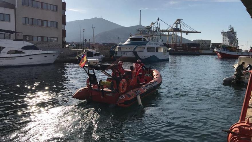 Cruz Roja, durante una operación de salvamento.