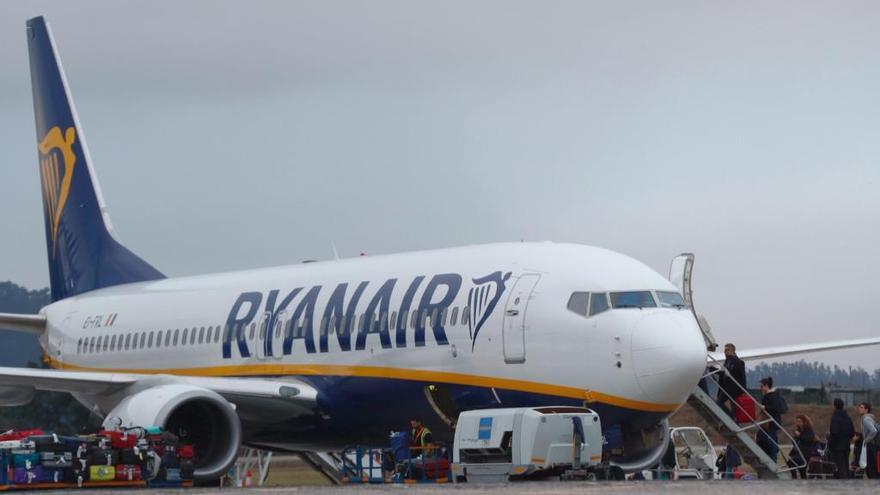 Avión de Ryanair en el aeropuerto de Vigo. // J. Lores