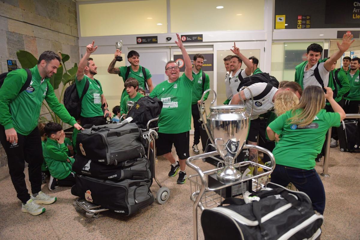 Así fue la llegada del Liceo a Alvedro con el título de Copa del Rey Así fue la llegada del Liceo a Alvedro con el título de Copa del Rey