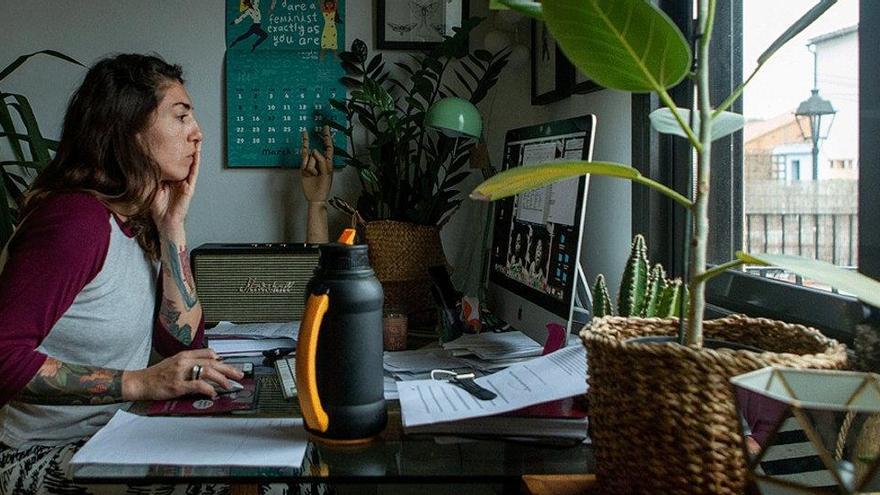 Una mujer teletrabajando.