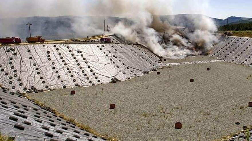 Los bomberos tratan de sofocar el incendio declarado esta mañana en las instalaciones de la empresa Xiloga, en la localidad de As Somozas. El fuego continúa activo, aunque controlado, y ha quemado ya la cuarta parte de los residuos no peligrosos almacenados por la empresa