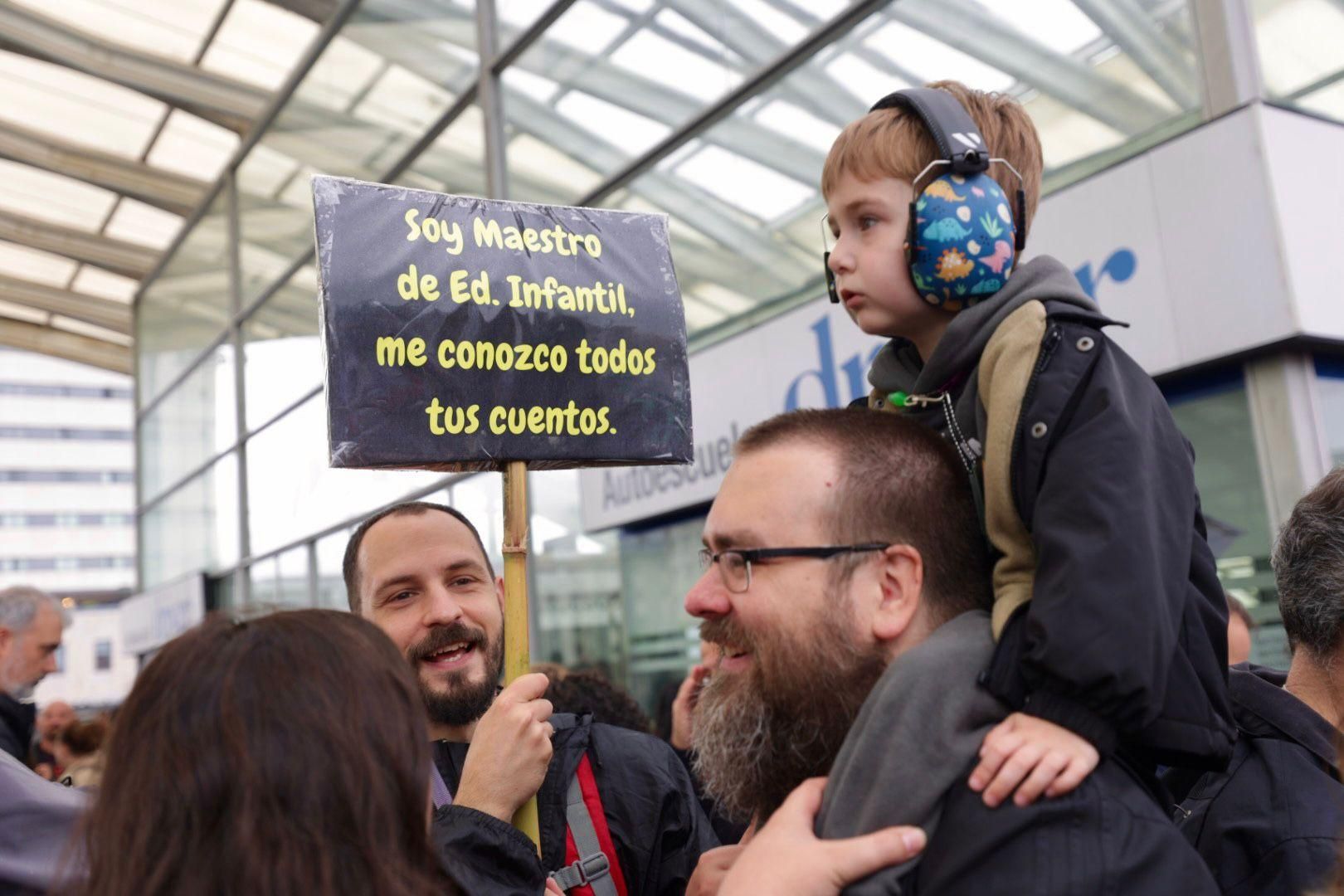 EN IMÁGENES: Así fue la gran manifestación de profesores por la enseñanza pública asturiana