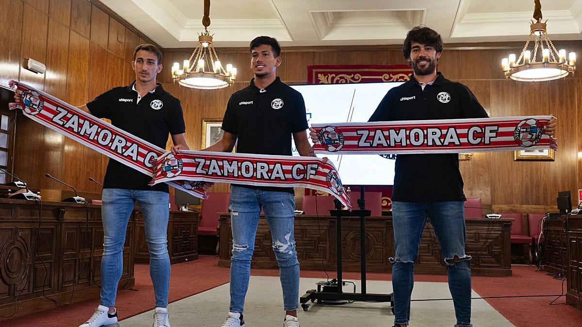 Baselga, Garay y Javi Navas, ayer en su presentación. | J. L. F.