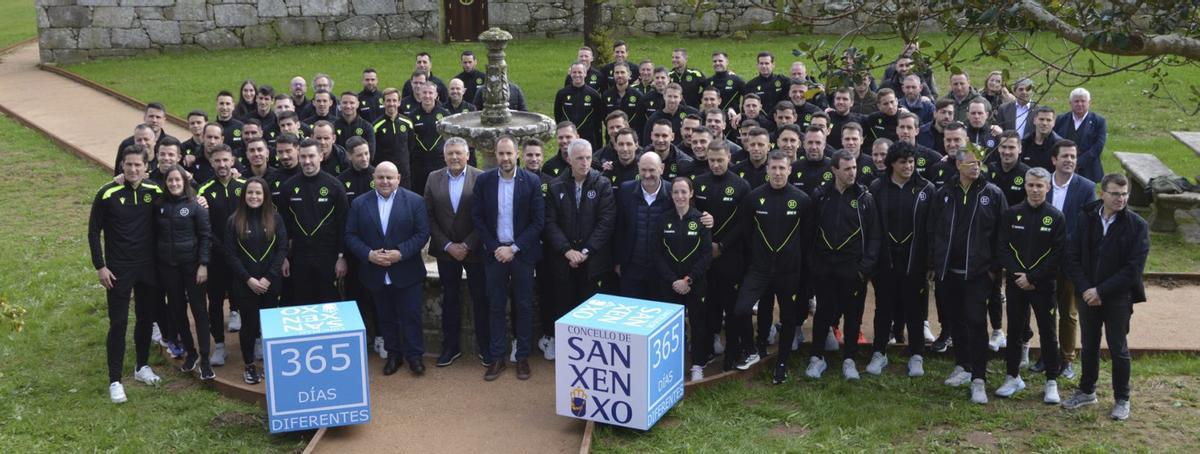 Todos los participantes en el encuentro posan en los jardines del Pazo de Quintáns