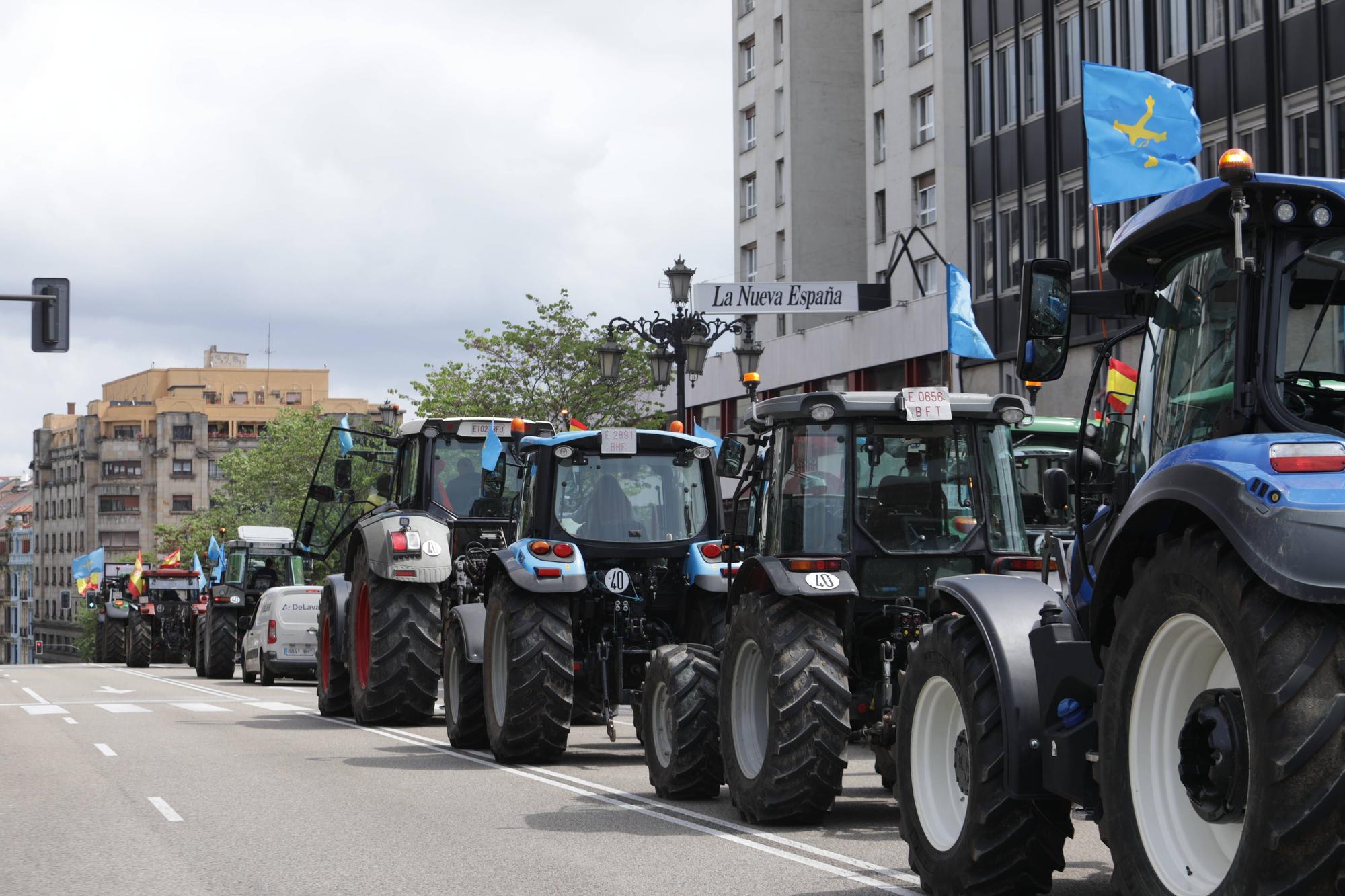 EN IMÁGENES: Así fue la tractorada de protesta del campo asturiano en Oviedo