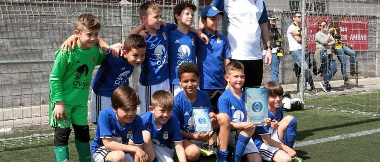 El equipo benjamín de primer año que ganó la Oviedo Cup.