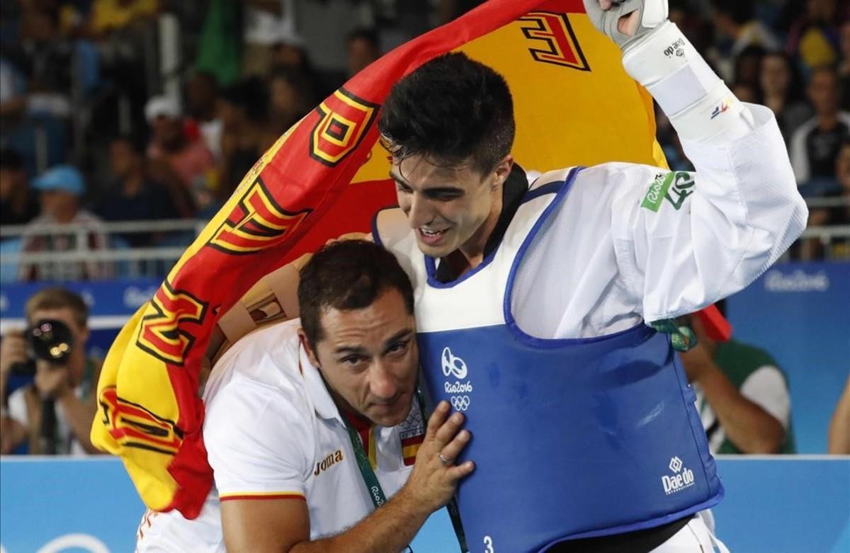 Joel González celebra con su entrenador Toni Toledo el bronce de Río