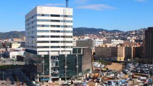 El Hospital Vithas Barcelona, en Esplugues de Llobregat, en obras.
