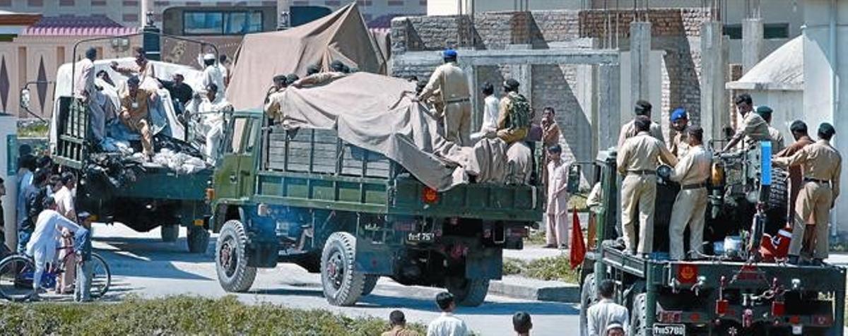 Militars pakistanesos transporten runa de la casa on Ussama bin Laden va ser abatut a Abbottabad, el 2 de maig passat.