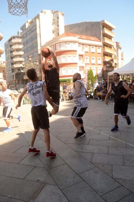 El baloncesto veterano sale a las calles de Vilagarcía. // Noé Parga