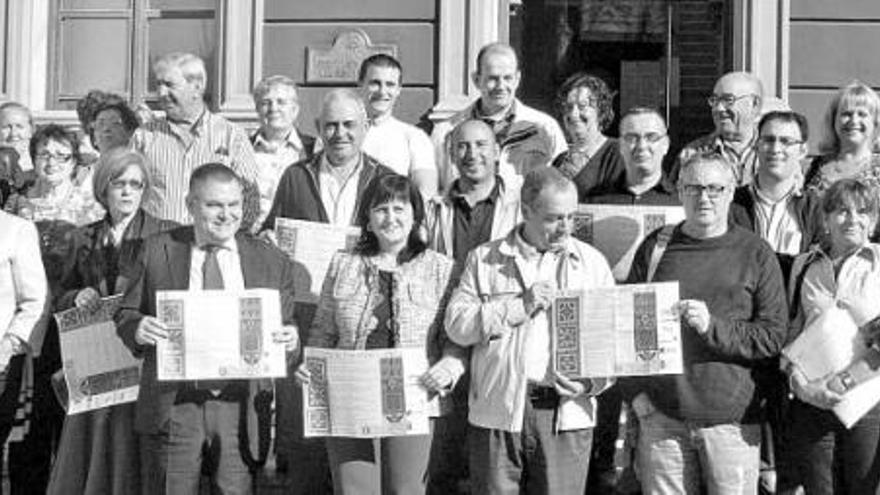 Actrices, representantes vecinales y políticos, ayer, en Candás, reunidos para la presentación de la ronda teatral. | braulio fernández