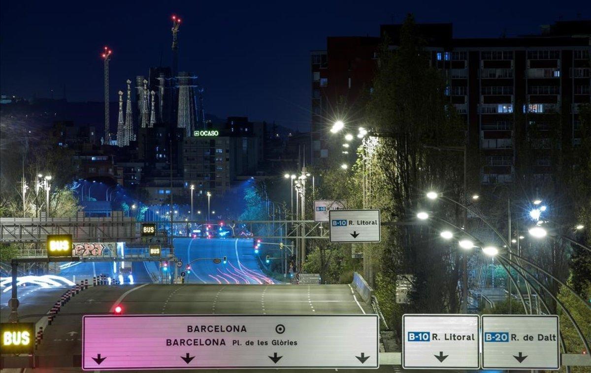 Vista de la avenida de la Meridiana de Barcelona, con la Sagrada Família al fondo.