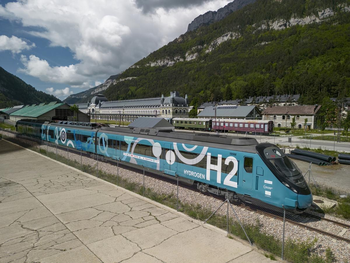 El tren propulsado de hidrógeno, junto a la estación de Canfranc.