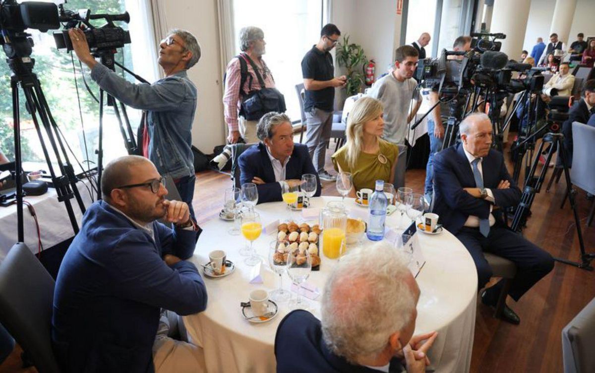 Antón Fonseca, Eloy García, María Borrás y Francisco Puga. A la derecha, Elena Espinosa, Marcelino Otero, Manuel Rodríguez y Lucy Amigo, entre otros. |  Alba Villar