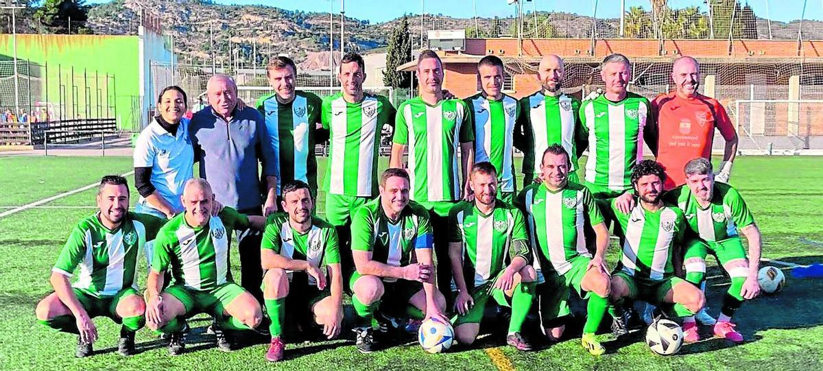 Plantilla del Moró. El Moró vence al Rayo de Castellón por 2-0 en el grupo 2 De pie: Sara Rhzouni (delegada), Adolfo Bernal (entrenador), Folch, Ángel Altaba, Sergio Mañes, David Alfanjarín,  Garmendia, Boychilek y Juanjo Torner. Agachados:  Aranda, Barberá, Richard Martínez, Pedro Llavina, Alejandro Moliner,  Luján, Jesús Beire y  Machado.  Ausentes: Cosmin, Juanca Espinar, Lluís, Borja , Fernando , Bruno, David, Óscar, Nicolás , Andrea , Andrés, Chuso, Iván Guía, ElvisCristian , Gustavo , Eladio y Fran Plata (delegado).