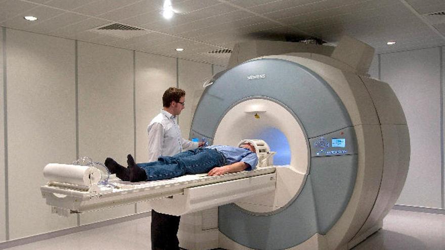 Un paciente se somete a una resonancia magnética.