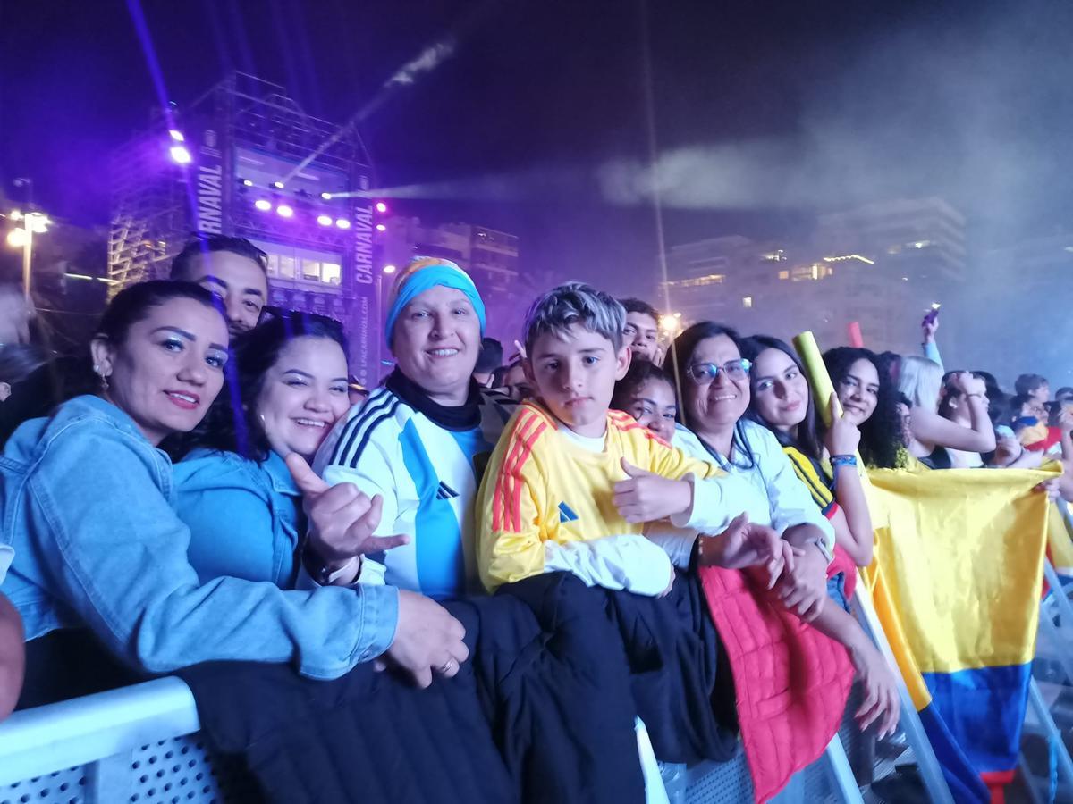 Leticia Olivera junto a su hijo Steven y los amigos que hicieron esperando el concierto.