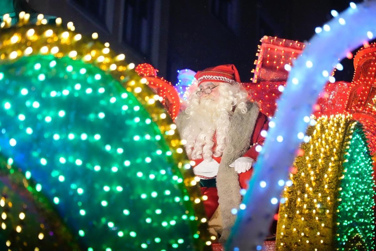 Papá Noel y la Cabalgaza desafían a la lluvia y vuelve a llenar las calles de Zamora