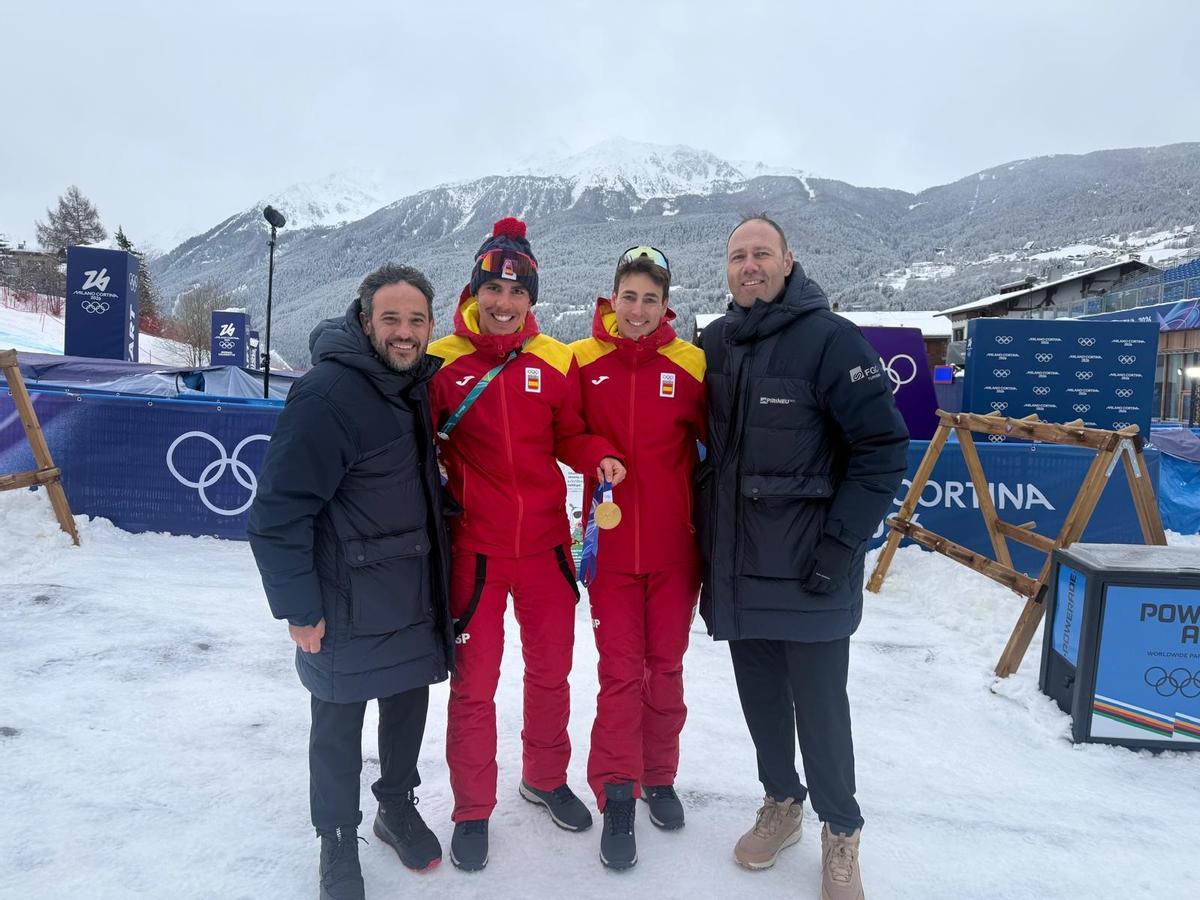 Dos berguedans, el secretari d'Esports, Abel Garcia, i Ot Ferrer, amb el campió olímpic, Oriol Cardona, i el conseller d'Esports, Berni Álvarez