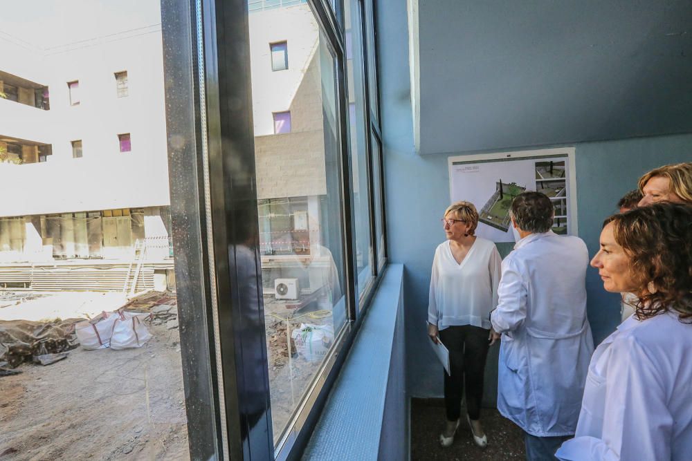 Ana Barceló anuncia algunos detalles de la futura ampliación del Hospital Vega Baja de Orihuela en su visita al departamento de salud