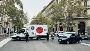 Una agente explica al chófer de una furgoneta de que acaba de cometer una infracción, y otros tres coches le siguen.