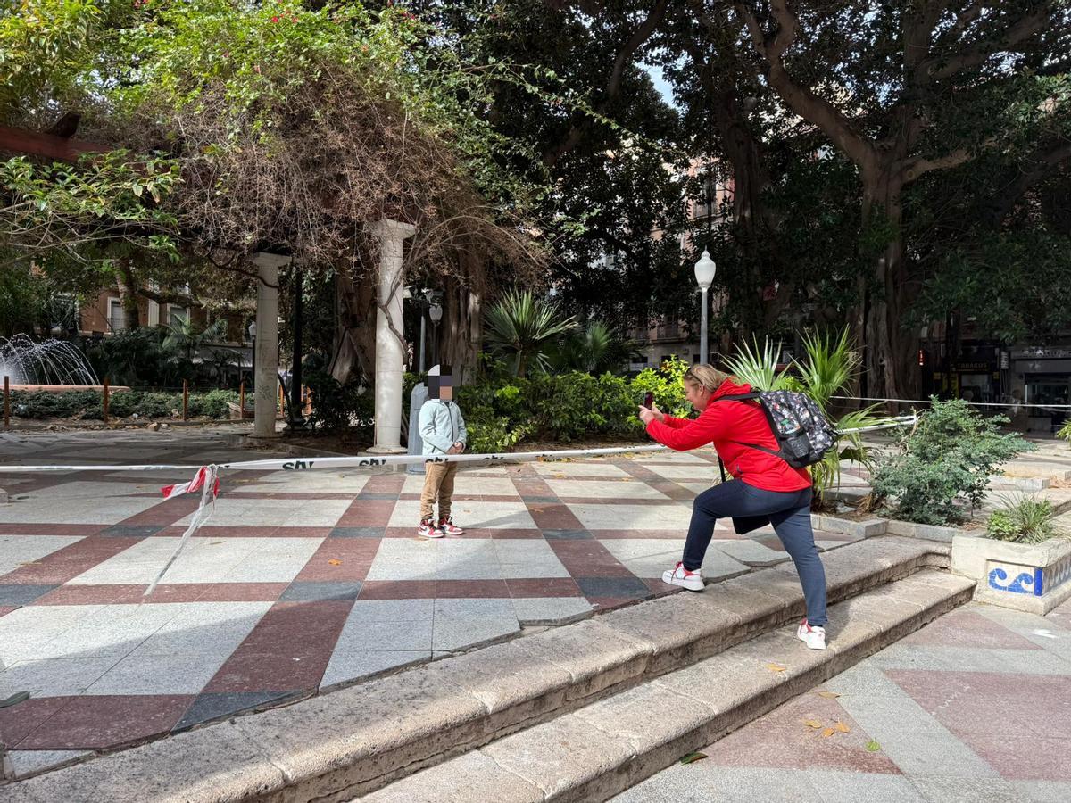 Turistas incumplen el precinto para hacerse imágenes en la plaza de Gabriel Miró.