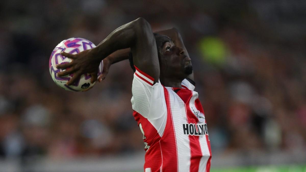 Michael Kayode, jugador del Brentford, sacando de banda