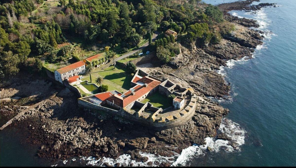Un foso, un puente y el Atlántico: este castillo único a una hora de ...