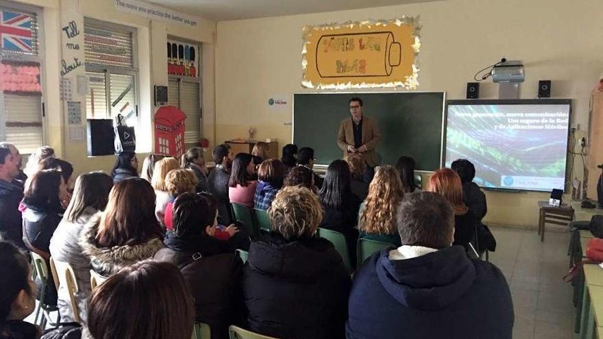 Padres y madres asisten a la charla en el colegio María Inmaculada.