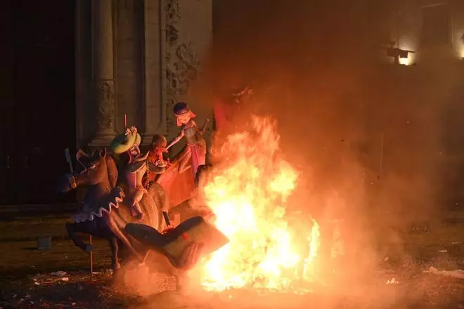 Galería de fotos de la 'cremà' de las fallas infantiles de Burriana